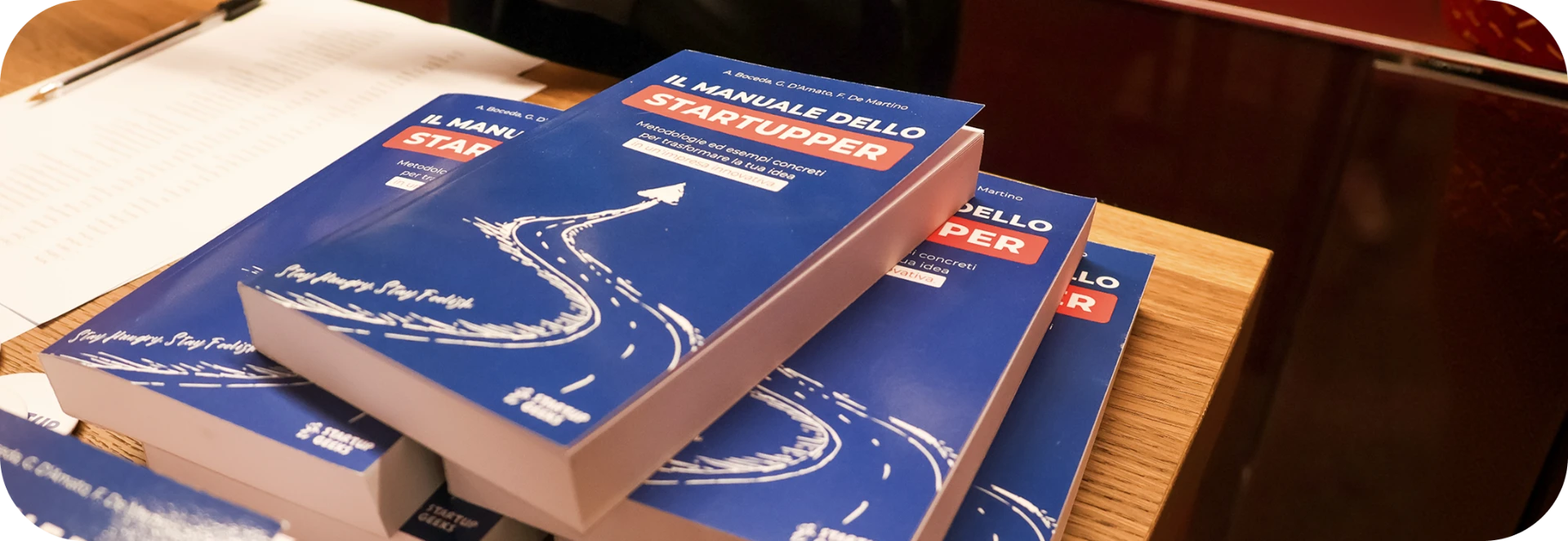 Copie del Manuale dello Startupper su un tavolo